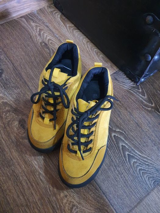 Удобні, практичні жіночі кросівки.