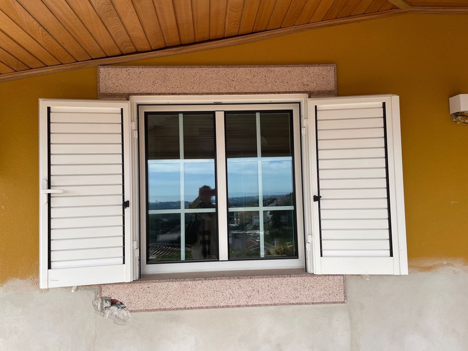 2 Janelas com Persianas de Encaixe: 1,1m x 1,1m.  condição excelente