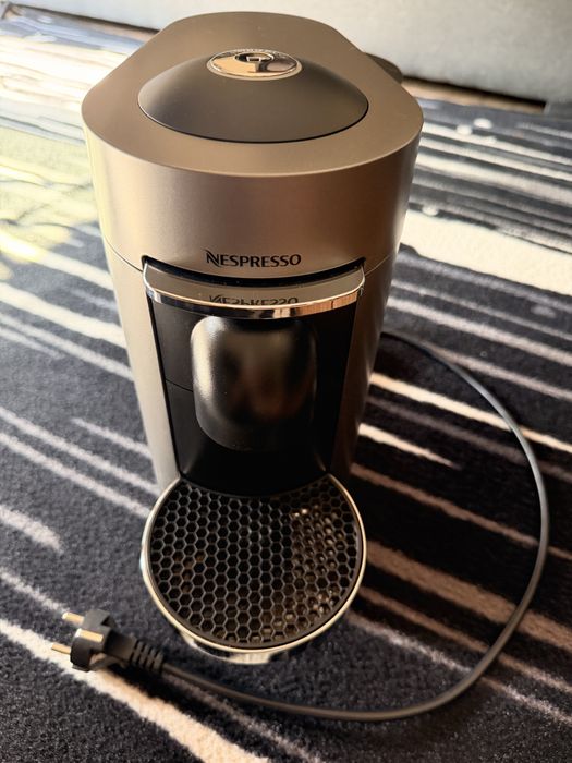 Máquina de Café Nespresso Vertuo Plus GDB2