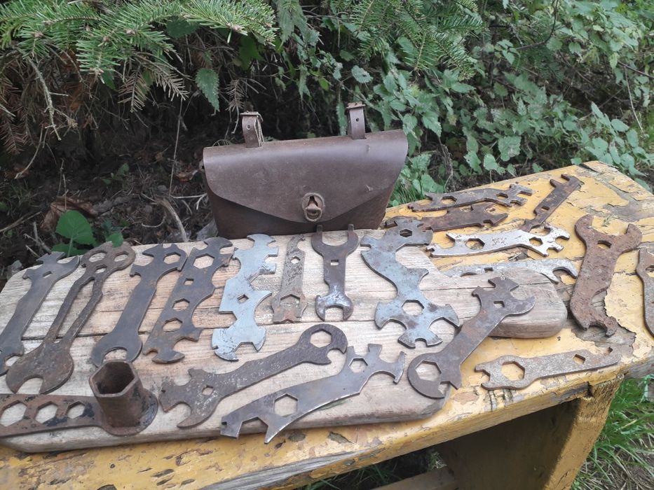 Stara narzędziówka z kluczami do roweru