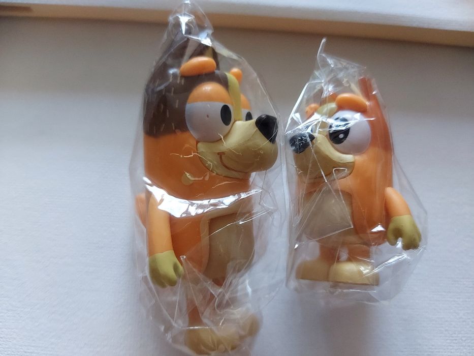 2 zabawki z bajki Bluey - figurki mamy Chilli i siostryBingo