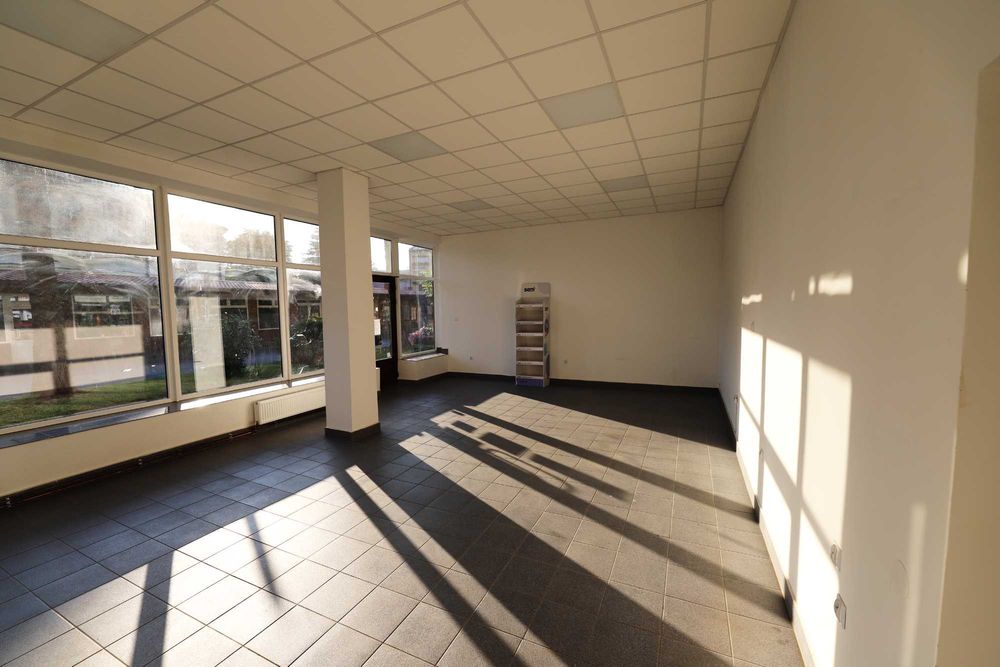Lokal użytkowy 96 m² do wynajęcia – Lesko, ul. Tysiąclecia | duża witryna | parter