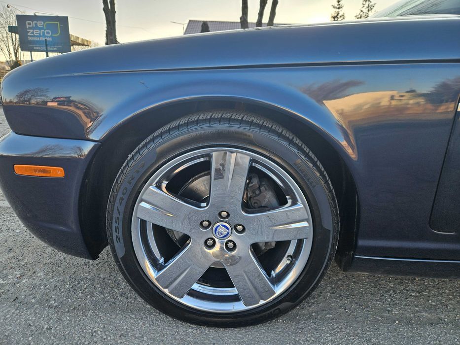 Samochód do ślubu Jaguar XJ 2009 rok.  Jasny Środek