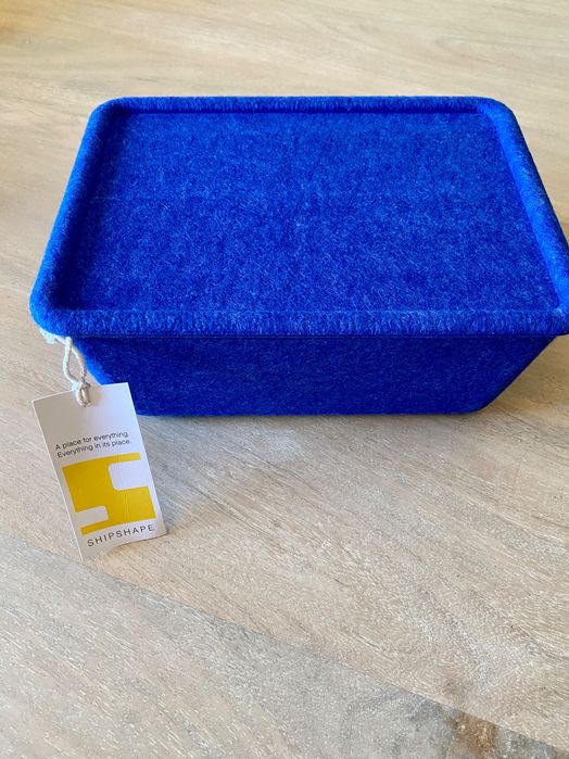 Caixa de feltro azul elétrico