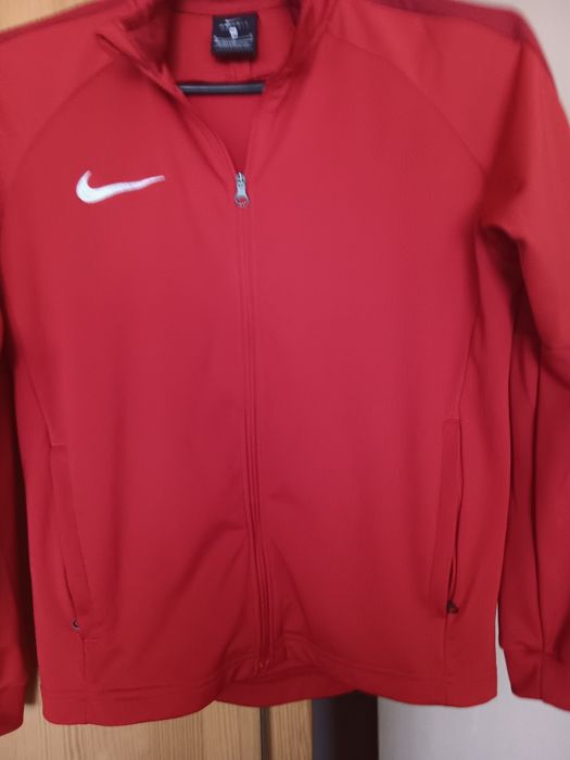 Bluza koloru czerwonego. Nowa. Z metki  rozmiar M ale jest mi za mała a noszę rozmiar  M.