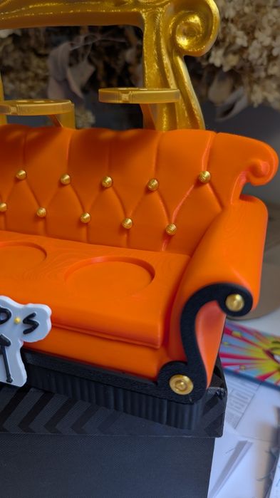 VIP диван для фігурок  "Friends" від McDonald's.