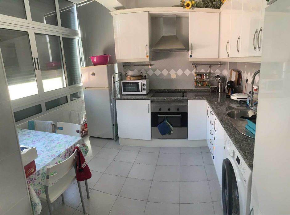 Arrenda quarto em andar de moradia em Queijas