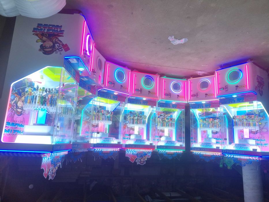 automat zarobkowy , sprzedający ,automat z nagrodami