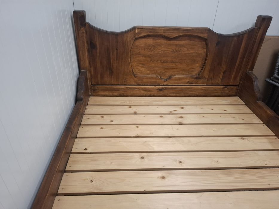 Łóżko sypialniane drewniane robione przez stolarza