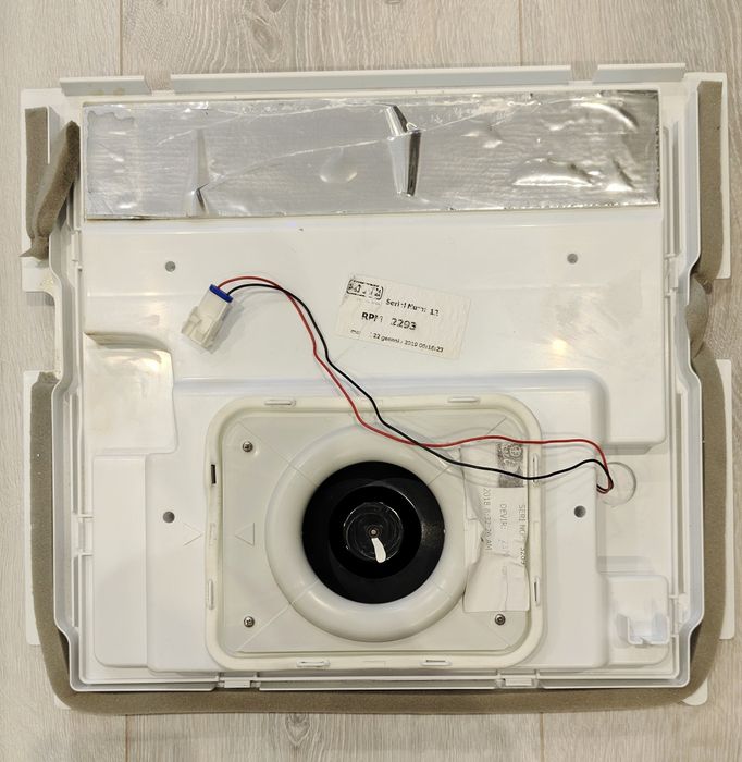 Кришка випарника з вентилятором для холодильника whirlpool. Під ремонт