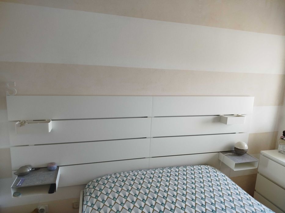 Cabeceiras de cama com mesas de cabeceira