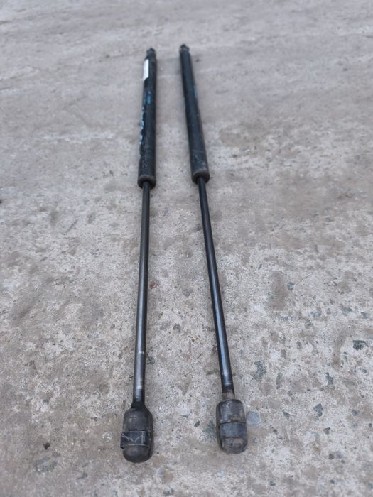 Продам газовые упоры багажника на hyundai santa fe 1