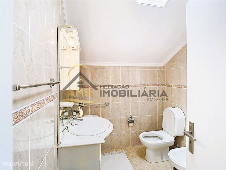 Moradia Independente Com Anexo Transformado Em T1