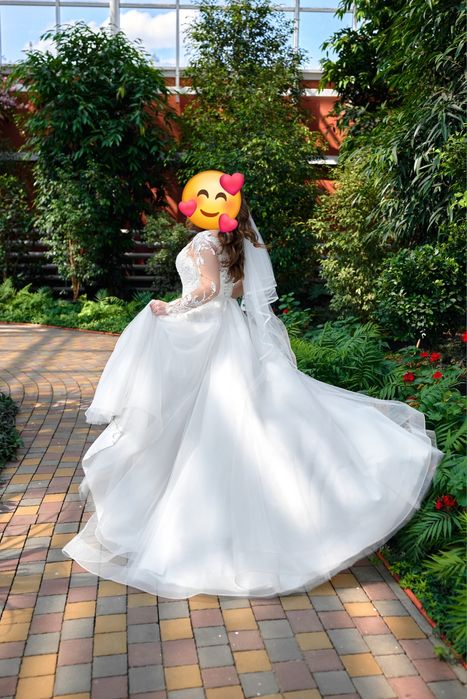 Весільна сукня зі шлейфом