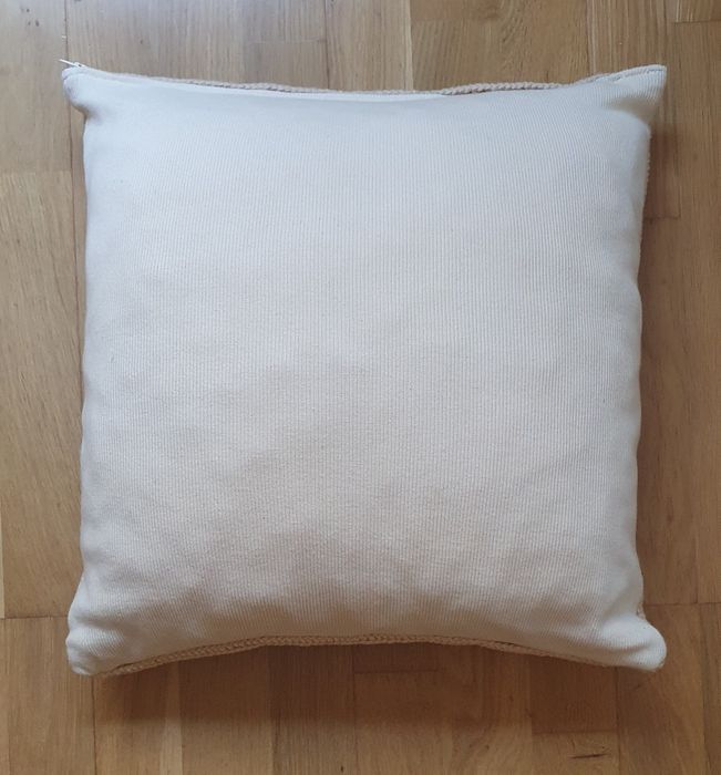 Quadros e almofada em Arraiolos