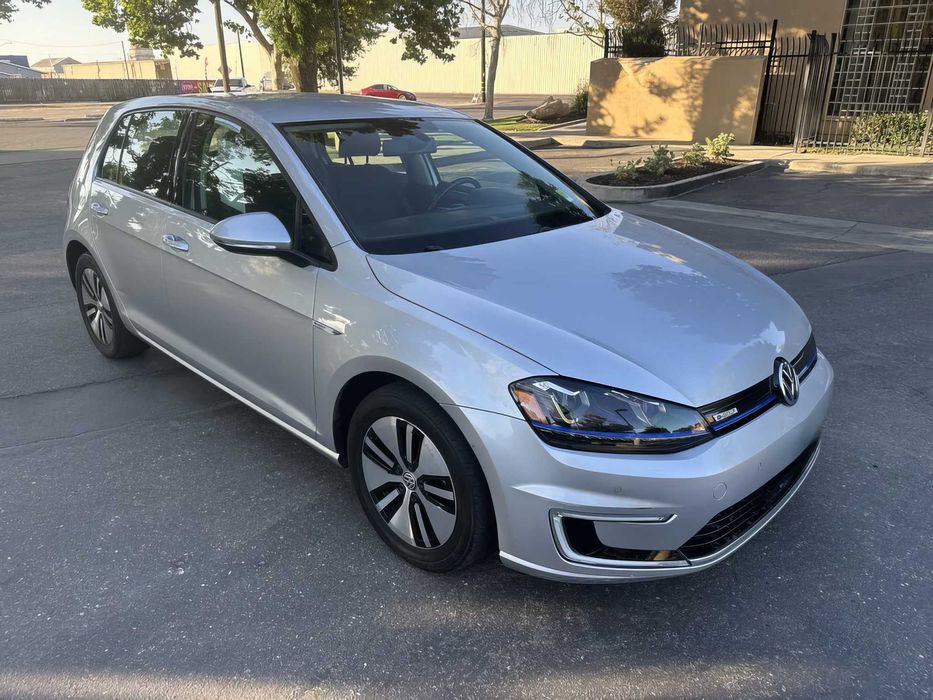Volkswagen e-Golf      2015