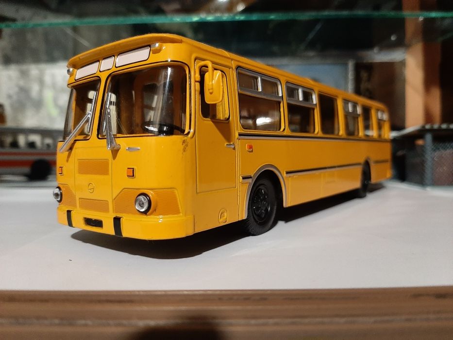 Автобус ЛиАЗ 677м. Масштаб 1/43.