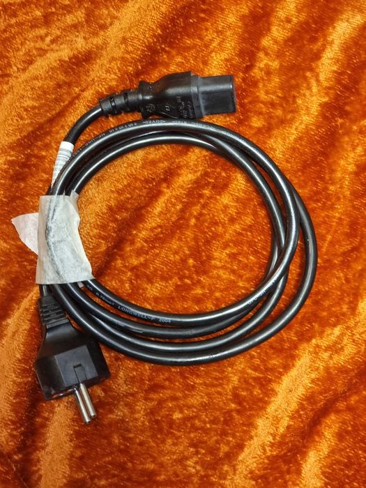 Kabel:  DVI  lub DispalyPort lub USB3, lub zasilania