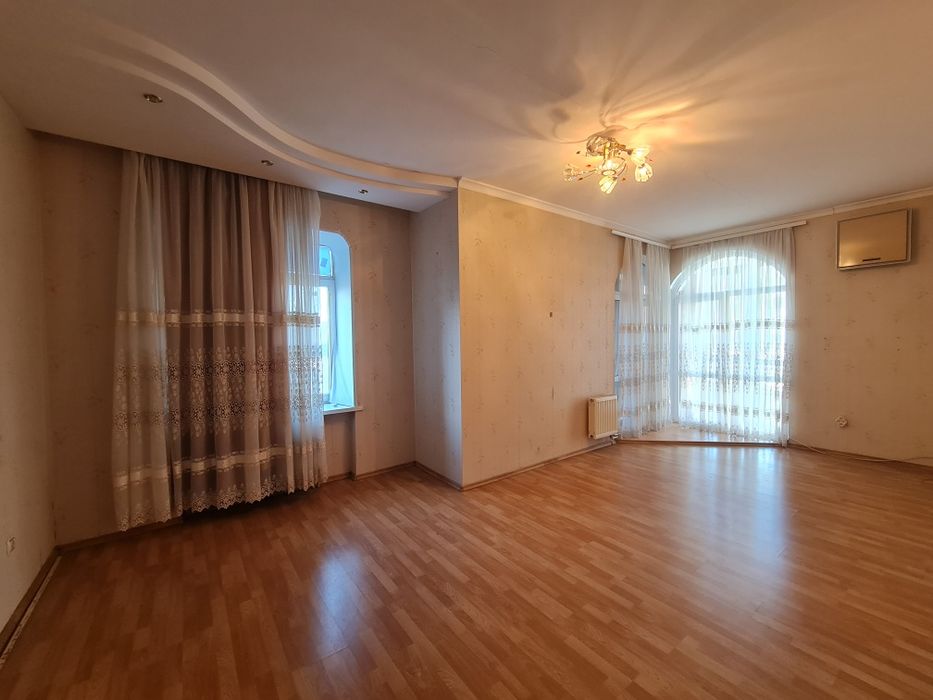 Простора квартира з красивим видом на море