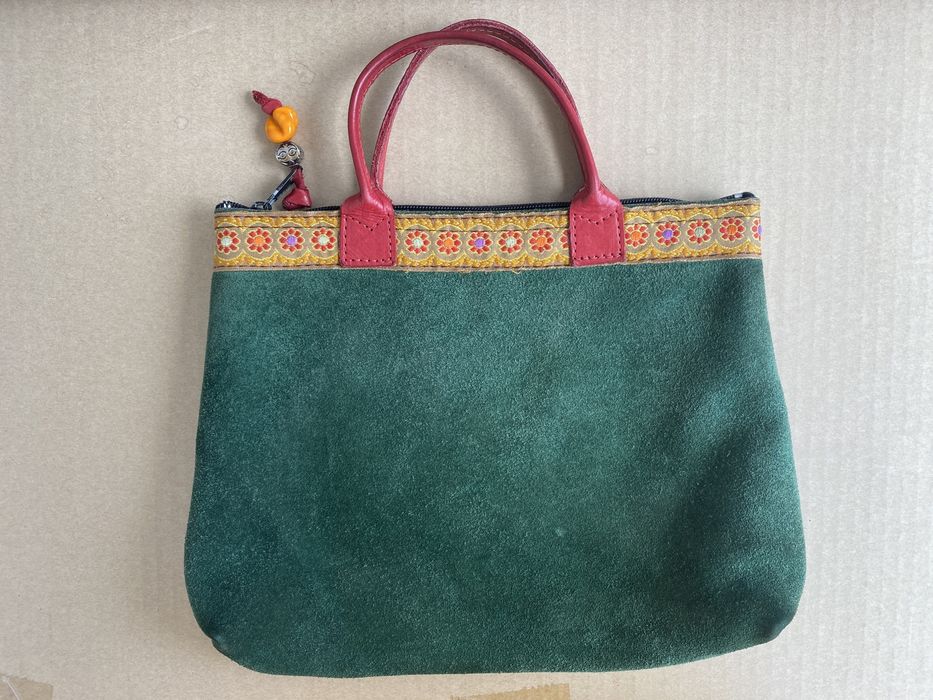 Mala camursa com detalhes artesanais