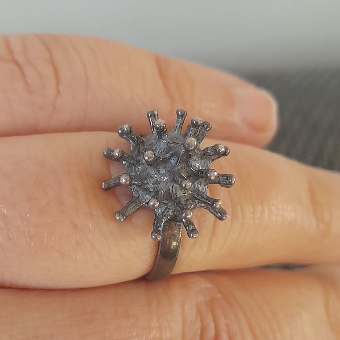 Stary srebrny pierścionek jeżyk