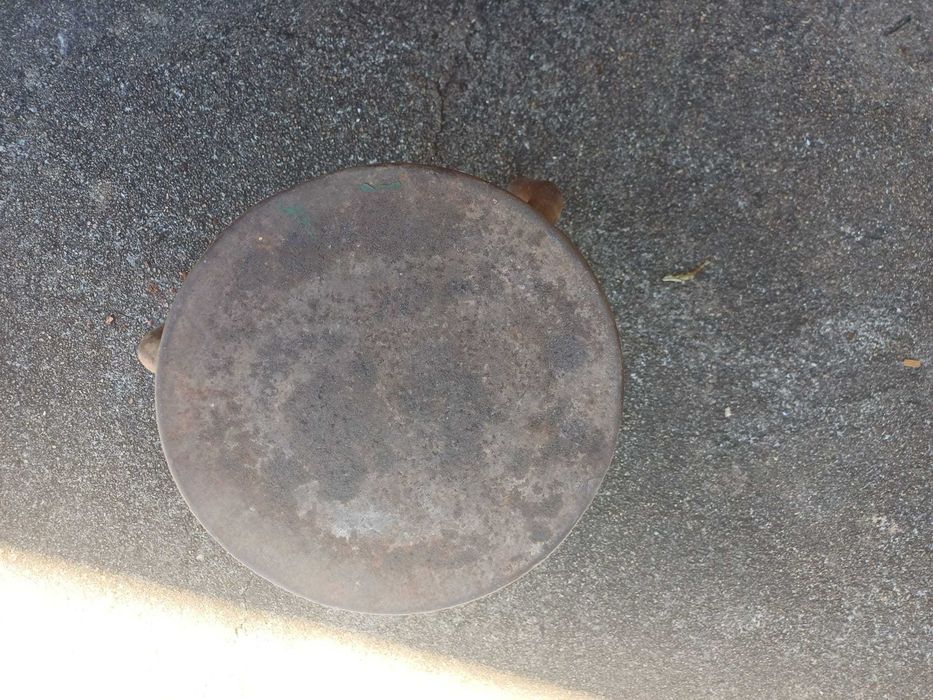 Banco em chapa, com 3 pés, antigo