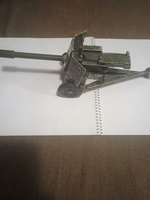 Игрушка пушка и меються три снаряда к ней