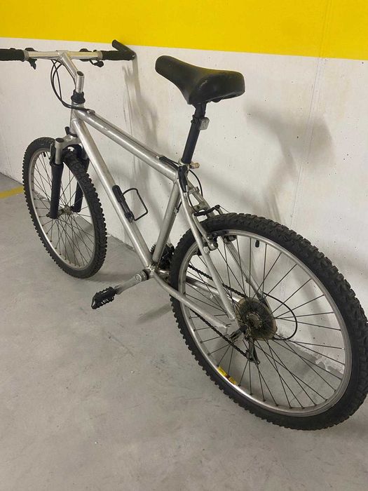Bicicleta de Montanha (BTT) com pneus novos Camel Bridge. Estimada