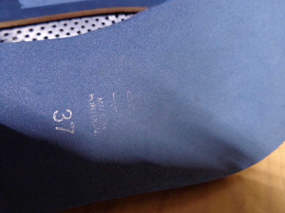 Sapatos azuis e vermelhos