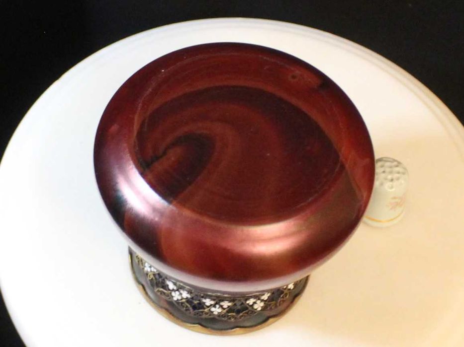 Vaso de vidro iridescente vintage com cinto de metal dourado