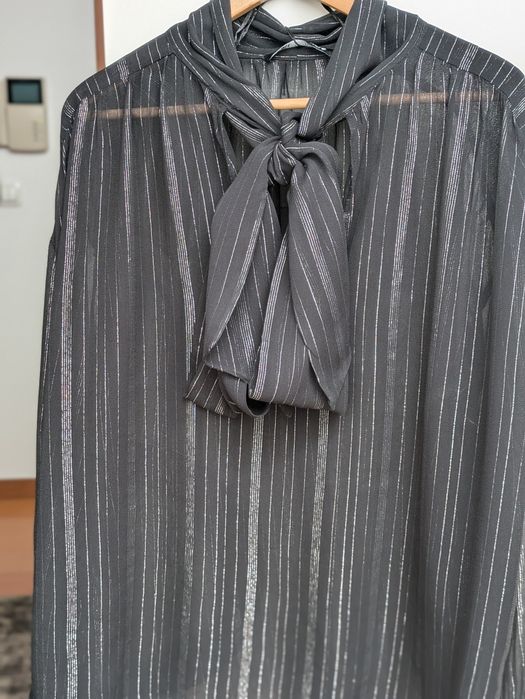 Camisa preta com fio prateado