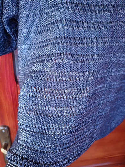 Połyskujący granatowy ażurowy sweterek