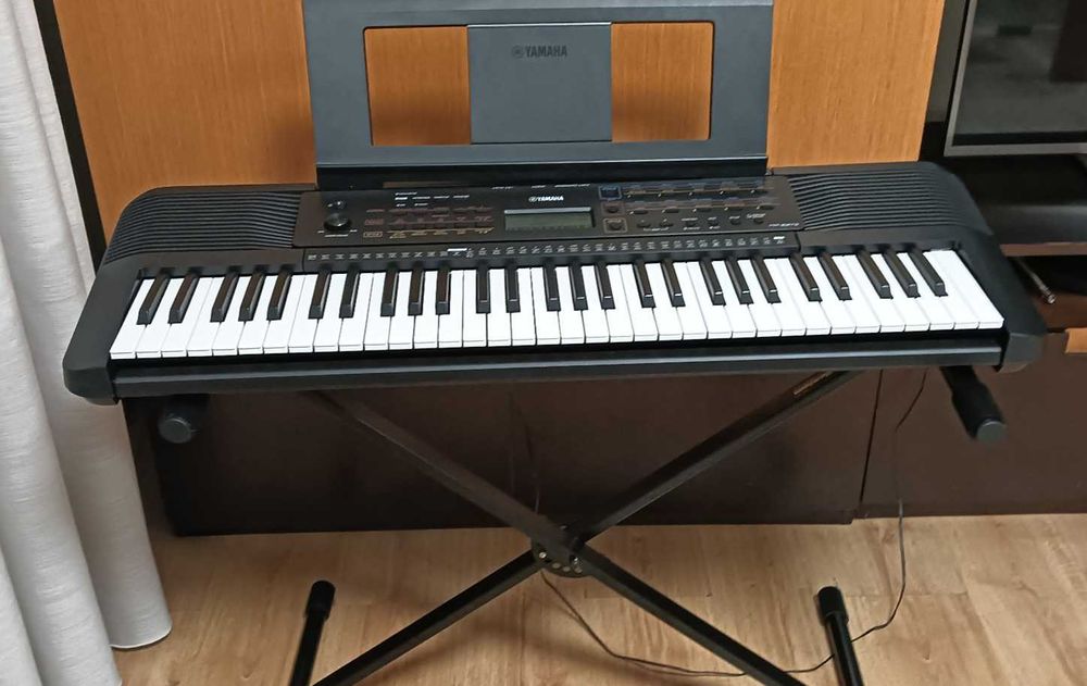 Teclado / Piano digital Yamaha PSR-E273 / YPT-270 | 61 teclas | Como novo