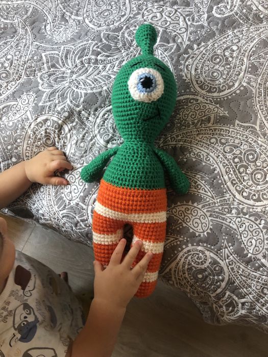 Kosmit na szydełku maskotka amigurumi hand made