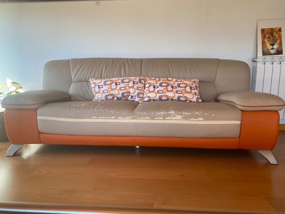 3 Sofás e cadeirões bege e laranja