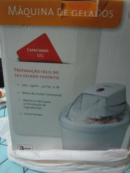 Máquina de fazer gelados, praticamente nova.