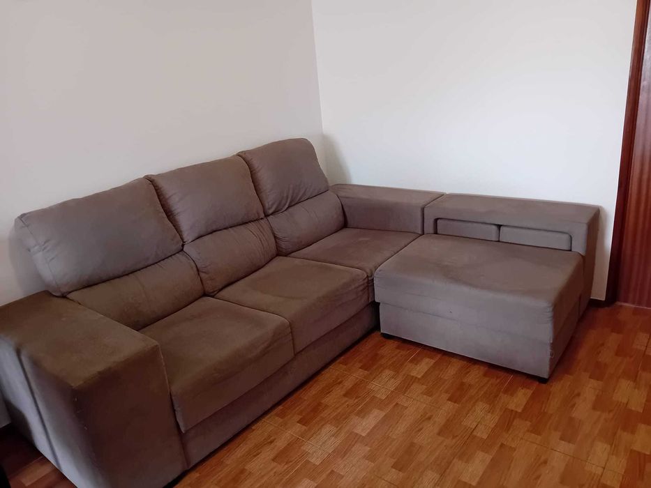 Sofá 3 lugares c/ chaise longue amovível, baú e 2 puffs!!!