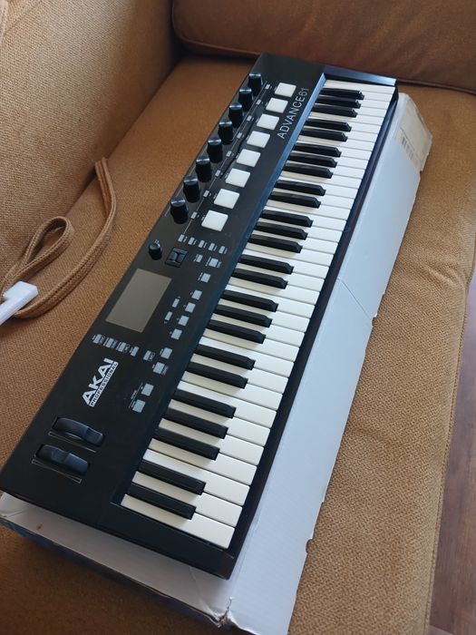 Миди клавиатура Akai advance 61