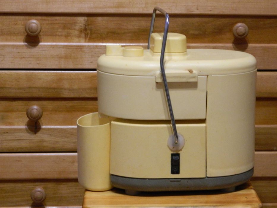 Электрическая соковыжималка-шинковка "Росинка" б. у. рабочая