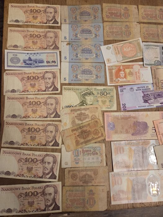 Różne banknoty 100 sztuk