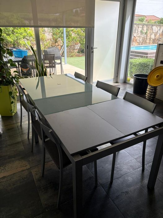 Mesa jantar extensível em vidro com 6 cadeiras