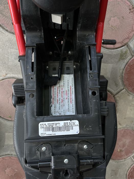 Дитячий електромотоцикл Peg Perego Ducati Hypermotard