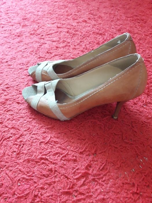 Buty bez palców z cała pietą na obcasie
