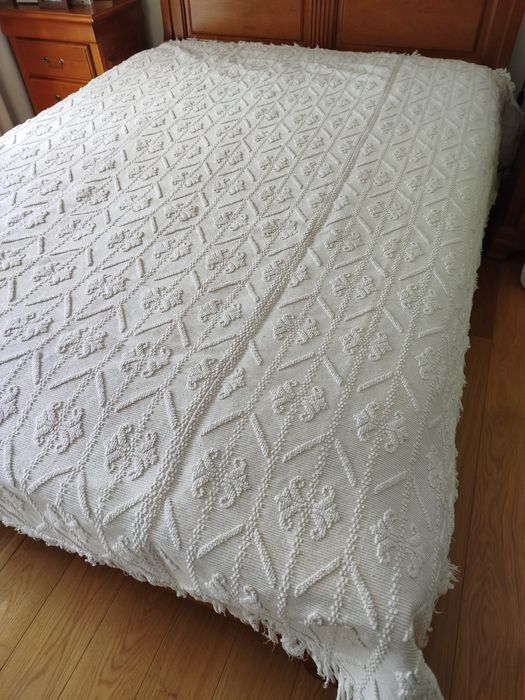 Colcha branca bordada