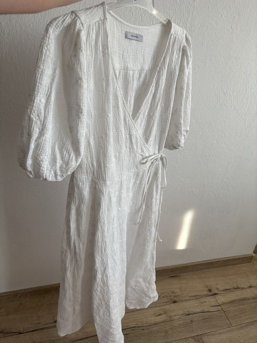 Kopertowa sukienka midi z muślinu r.L