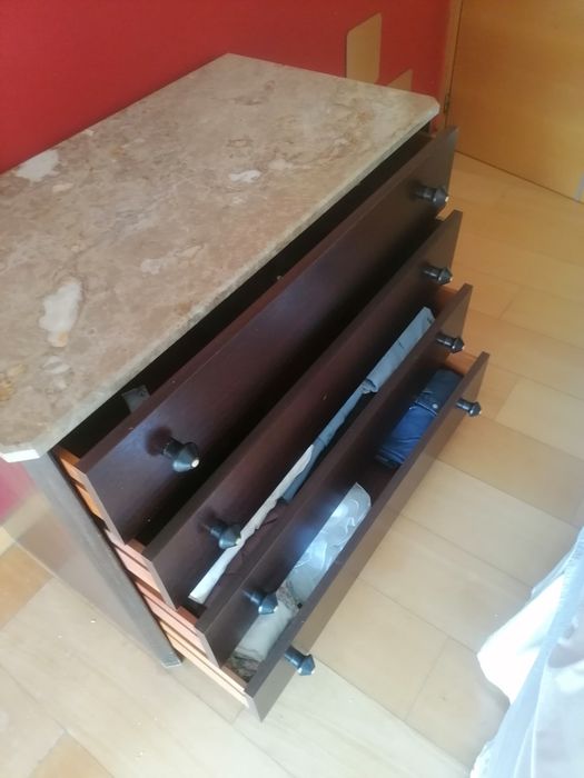 Cómoda de quarto com 4 gavetas 100cmx75cm tampo em mármore