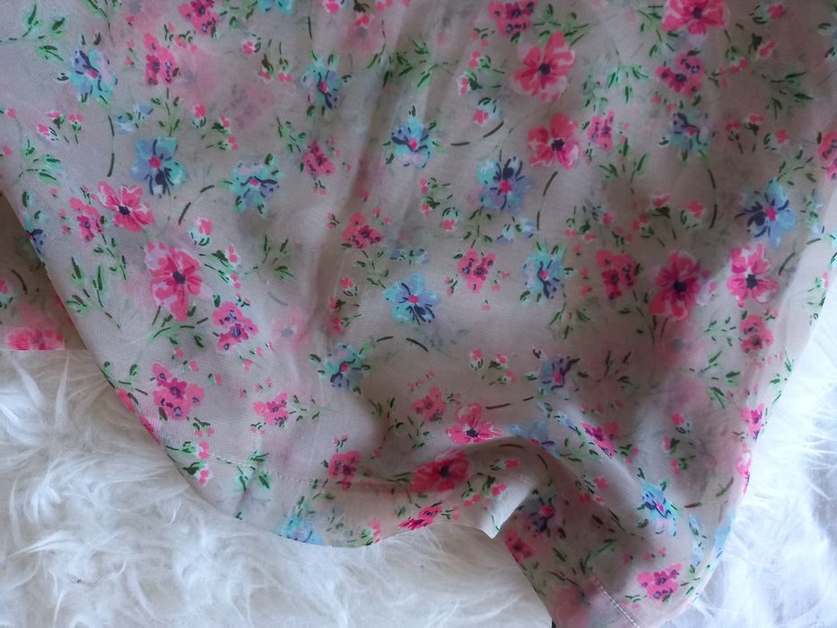 Бежевая блузка в мелкий цветочек