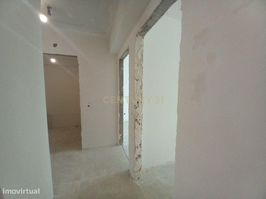 T2 Totalmente Remodelado no Carregado – Cozinha Equipada e Excelente A