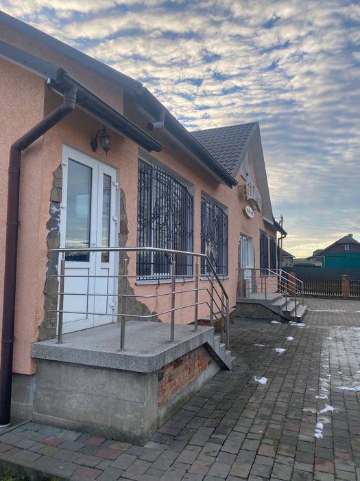 Діючий магазин з кафе з великою земельною ділянкою.