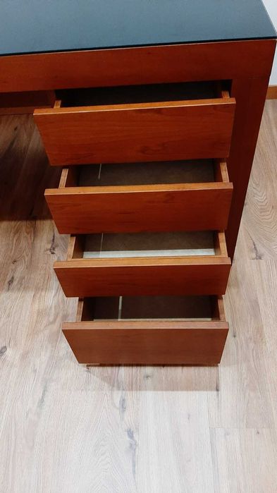 Secretária em Cerejeira com 4 gavetas e vidro escuro, como nova.